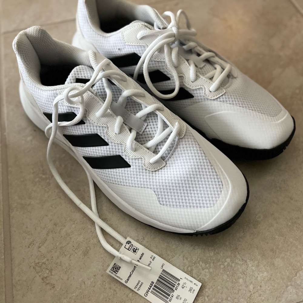 MEN COMFORTABLE TENNIS SHOES AND NIKE SOCKS INCLUDED